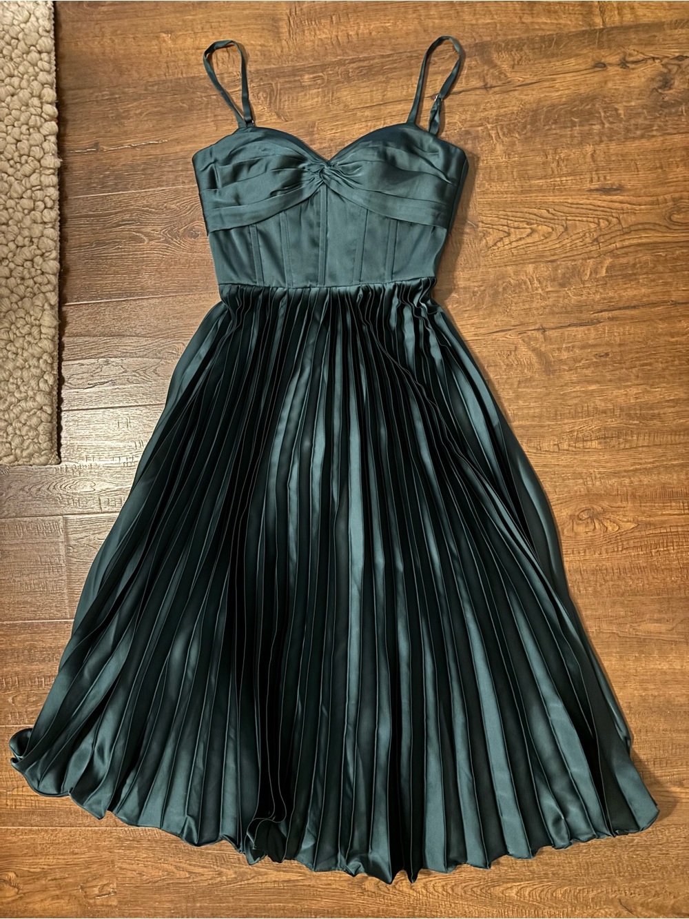 Emerald Green Pleated Spaghetti-Strap Midi Dress - Picture 6 of 9